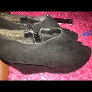 Black Wedges